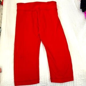 Red Lululemon leggings cropped